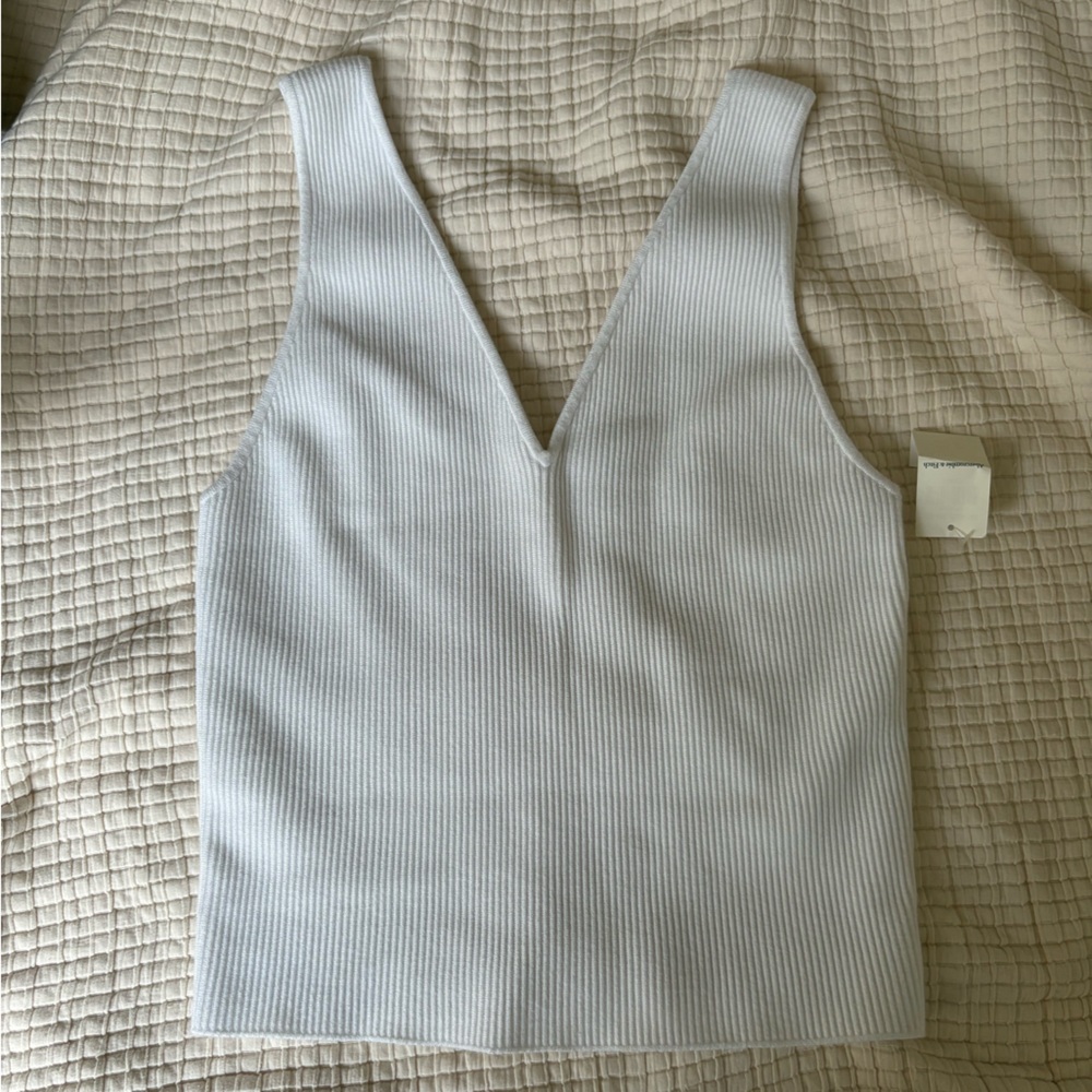 Abercrombie and Fitch White V Neck Rib Knit Tank Medium NWT